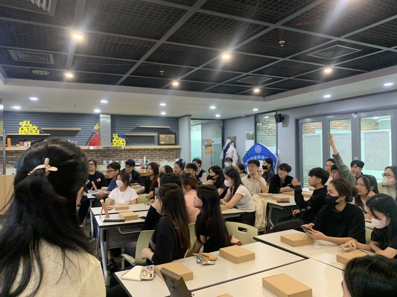 Sinh viên tiếp thu kiến thức bổ ích thông qua giải đáp câu hỏi