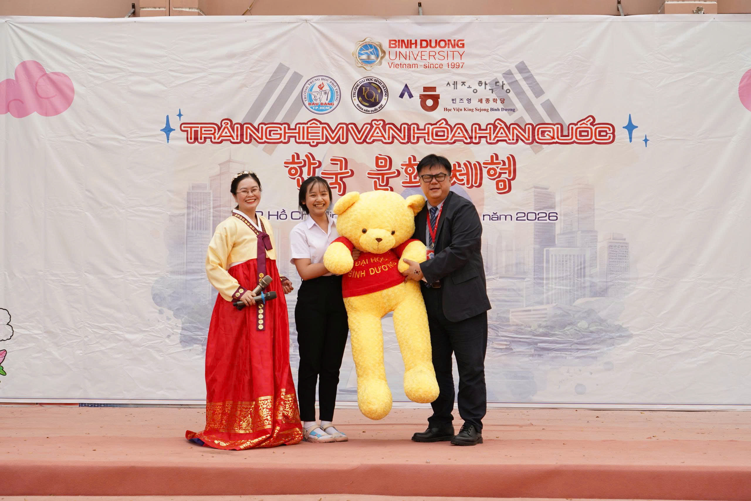 GẦN 1000 HỌC SINH TRƯỜNG THPT BÀU BÀNG TRẢI NGHIỆM VĂN HÓA HÀN QUỐC CÙNG KHOA HÀN QUỐC HỌC BDU