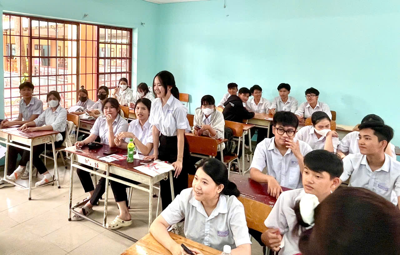 KHOA HÀN QUỐC HỌC THAM GIA "CHECK IN NGÀNH HỌC - CHECK OUT ĐAM MÊ" TẠI TRUNG TÂM GDNN - GDTX PHÚ GIÁO