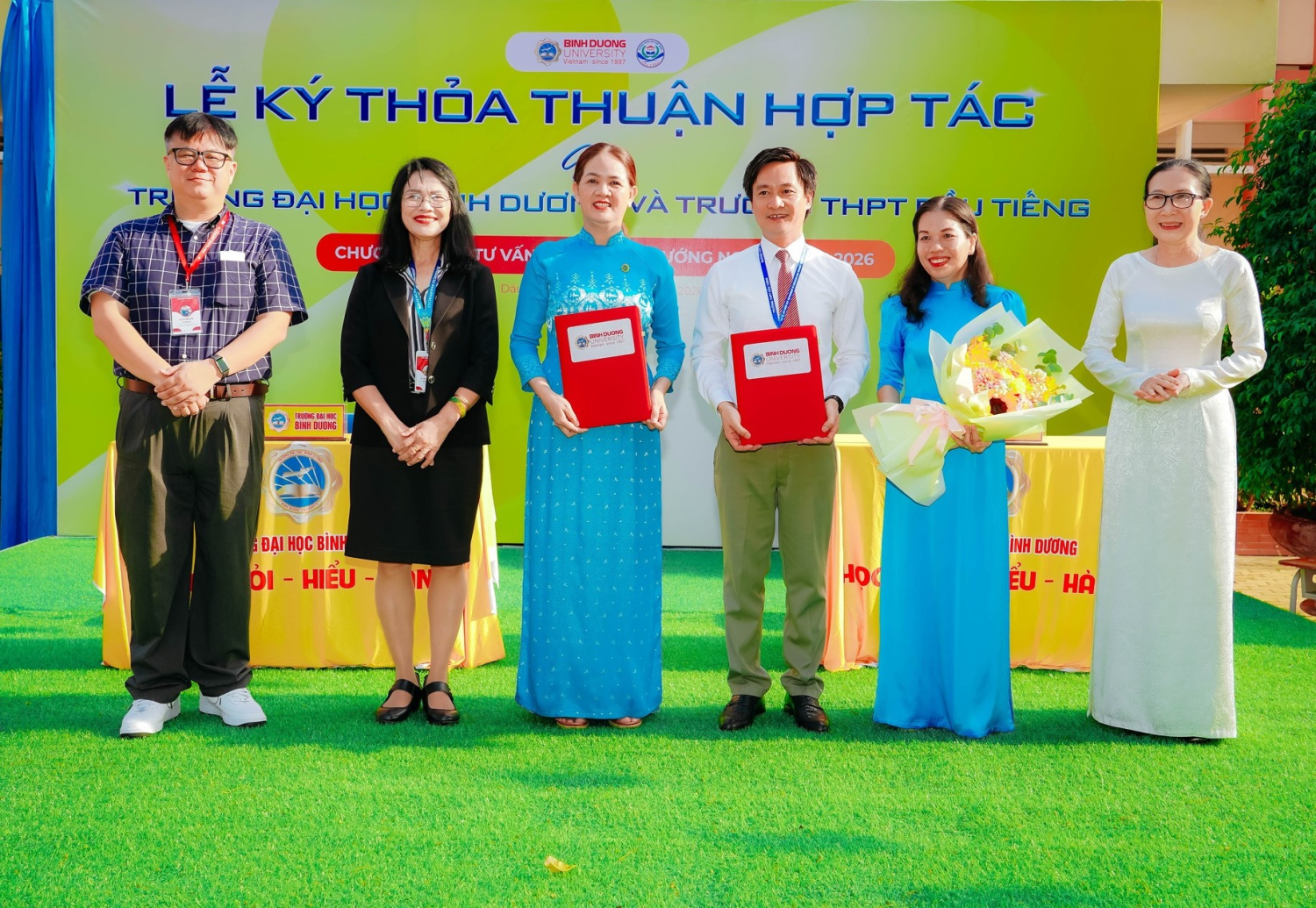 KHOA HÀN QUỐC HỌC THAM GIA CHƯƠNG TRÌNH KÝ KẾT MOU VÀ TƯ VẤN HƯỚNG NGHIỆP TẠI THPT DẦU TIẾNG